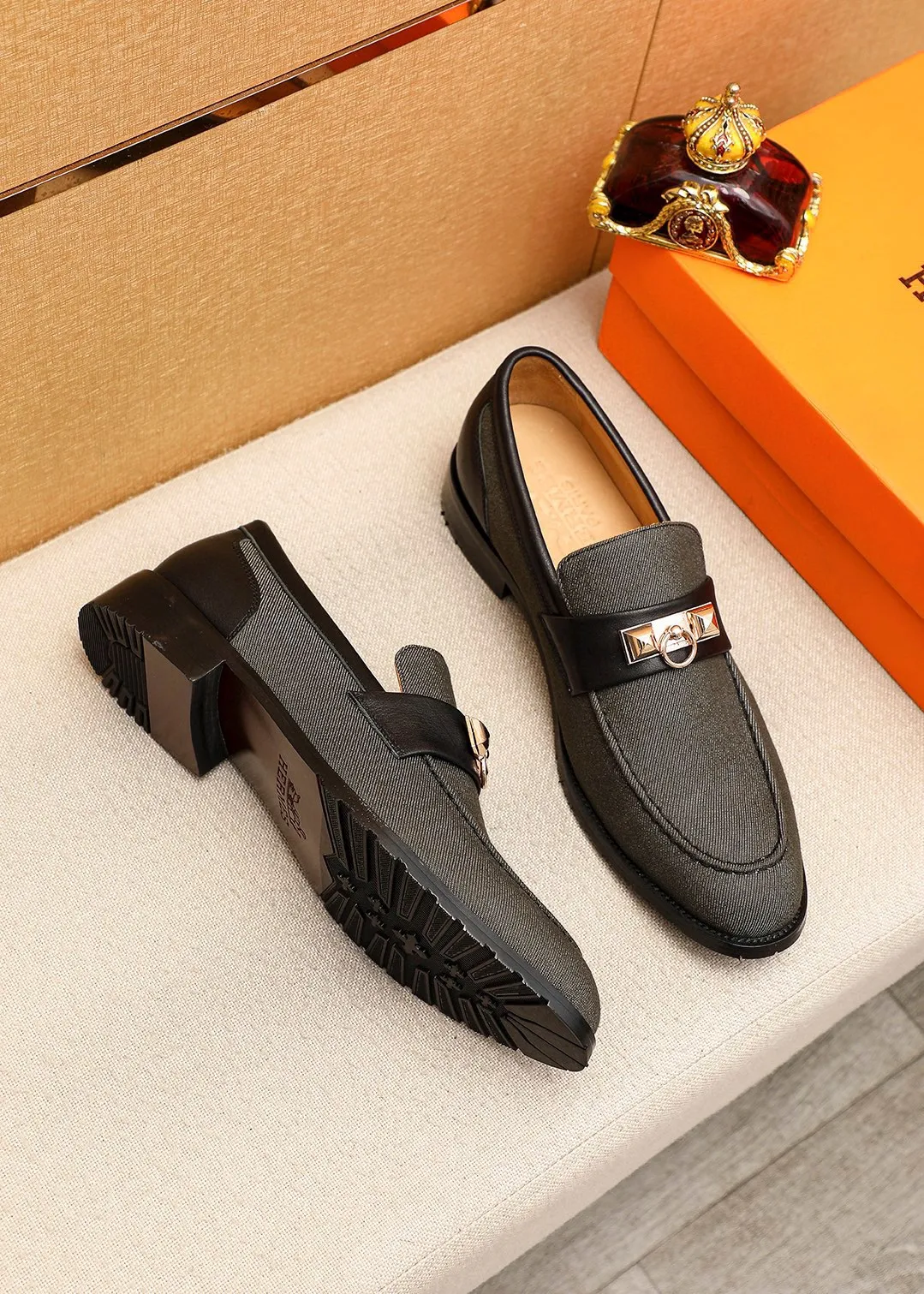 Men's shoes 💰442💐 Product trademark: HERMES "Hermès" casual leather shoes Regular size: 38-44 (45.46.47🉑️customized) Product materials: Selected imported fabric upper + classic hardware buckle, imported water-dyed 🐂 cowhide lining. Strong three-dimensional visual effect, combined outsole Color: 3⃣️colors available